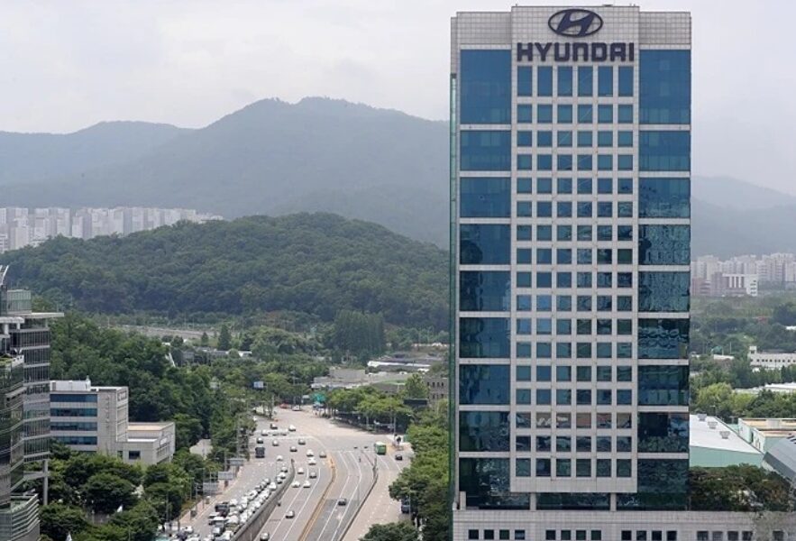 현대자동차가 불법파견으로 인해 사망한 노동자의 유가족에게 손해배상 소송을 이어가면서 비난을 받고 있다. 이는 기업의 불법행위에 대한 솜방망이 처벌과 대비되어 노동자의 고통을 가중시키는 현실을 보여준다. 사진=현대차 본사 전경.