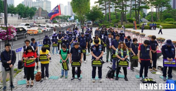 26일 서울 용산 대통령실 앞에서 한전KPS 비정규직 노동자들이 고 김용균, 김충현 노동자의 희생을 추모하고, 정부와 기업에 정규직 전환 및 책임자 처벌을 요구하며 목소리를 높였다.