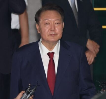 내란특검 대면조사를 마친 윤석열 전 대통령이 29일 오전 서울 서초구 서울고검에 마련된 내란특검 사무실에서 나와 귀가하고 있다.