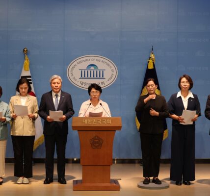 2025년 6월 16일 서울 여의도 국회 소통관에서 조국혁신당 관계자들이 기자회견을 열고 심우정 검찰총장의 사퇴를 촉구했다.