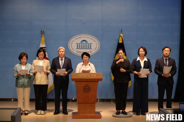 2025년 6월 16일 서울 여의도 국회 소통관에서 조국혁신당 관계자들이 기자회견을 열고 심우정 검찰총장의 사퇴를 촉구했다.