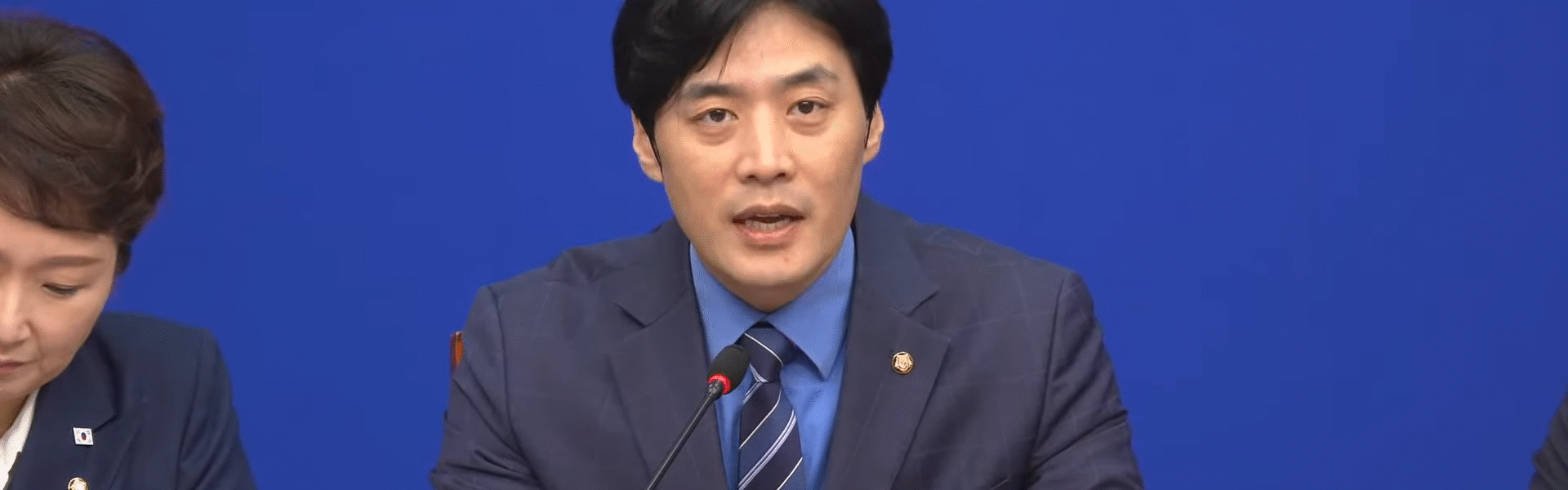 더불어민주당 한준호 최고위원은 윤석열 정부가 전자정부 홈페이지에서 비상계엄 관련 담화문을 누락하고 대통령실 기록까지 삭제했다며 증거 인멸을 통한 범죄 행위라고 강하게 비판했다. 이에 민주당은 내란 특검을 통해 관련 의혹을 철저히 규명하고 책임자를 단죄할 것을 촉구하며 모든 협력을 다하겠다고 밝혔다.