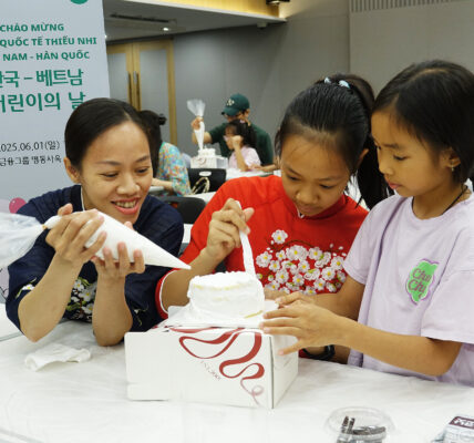하나은행이 베트남 어린이날을 맞아 다문화가정 아동들을 위한 '한국-베트남 어린이의 날' 행사를 성공적으로 개최했다. 이번 행사는 주한 베트남교민회와의 협력으로 이루어졌으며, 경제 교육과 다양한 체험 활동을 통해 가족 유대 강화를 지원했다.