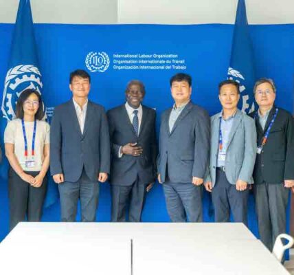 2025년 6월 10일, 스위스 제네바 ILO 본부에서 양경수 위원장(과 질베르 웅보 ILO 사무총장 등이 단체 사진을 찍고 있다.