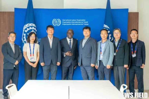 2025년 6월 10일, 스위스 제네바 ILO 본부에서 양경수 위원장(과 질베르 웅보 ILO 사무총장 등이 단체 사진을 찍고 있다.