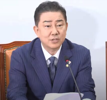 2025년 7월 1일 국회 본청 원내대표회의실에서 열린 제42차 원내대책회의에서 김병기 당대표 직무대행 겸 원내대표가 경제 회복과 조속한 국정 정상화를 위한 정부의 정책 추진 의지를 강조하며 발언하고 있다.