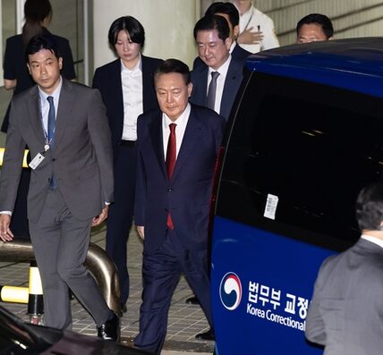 윤석열 전 대통령이 9일 서울 서초구 서울중앙지법에서 열린 직권남용 등 혐의 영장실질심사(구속 전 피의자 심문)를 마친 뒤 대기 장소인 서울구치소로 이동하기 위해 호송차량에 탑승하고 있다. 2025.07.09 사진공동취재단