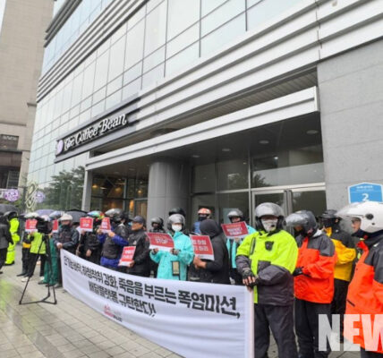 7월 16일 서울 송파구 우아한형제들(배달의민족 운영사) 본사 로비에서 공공운수노조 라이더유니온지부 조합원들이 '하청 착취 철폐'와 '폭염 속 죽음의 미션 중단' 등을 주장하며 다이인 퍼포먼스를 펼쳤다. 이들은 이날 전국 7개 지역에서 동시다발적으로 배달 라이더 안전 협의체 구성을 촉구하는 기자회견을 열었다.