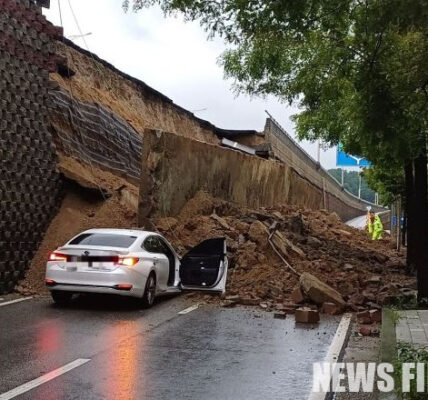 지난 16일 집중호우로 경기 오산 가장교차로 고가도로 옹벽이 붕괴돼 차량 2대가 깔리고 1명이 사망하는 사고가 발생했다. 경기도소방재난본부 제공