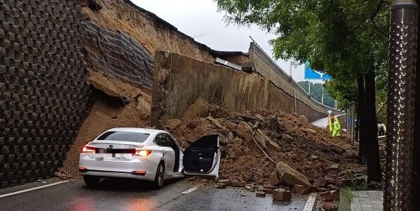 지난 16일 집중호우로 경기 오산 가장교차로 고가도로 옹벽이 붕괴돼 차량 2대가 깔리고 1명이 사망하는 사고가 발생했다. 경기도소방재난본부 제공