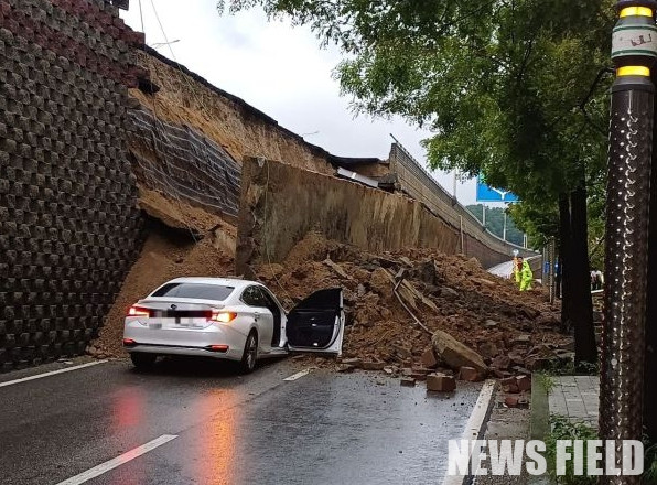 지난 16일 집중호우로 경기 오산 가장교차로 고가도로 옹벽이 붕괴돼 차량 2대가 깔리고 1명이 사망하는 사고가 발생했다. 경기도소방재난본부 제공
