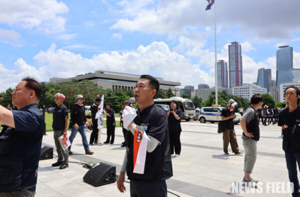 21일 오전 11시 30분, 국회 본청 앞 계단에서 공공운수노조 화물연대본부가 '제대로 된 안전운임제 입법 촉구 기자회견'을 개최하고, 일몰 없는 안전운임제와 전차종·전품목 확대를 강력히 주장했다.