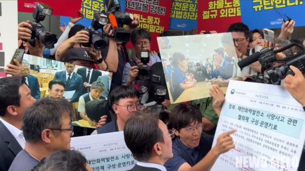 22일 오후 4시 30분, 서울 민주노총 사옥 앞에서 공공운수노조 비정규직 조합원들이 김민석 국무총리 방문에 맞춰 정부의 약속 이행을 촉구하며 "약속을 지켜라"고 외치고 있다.