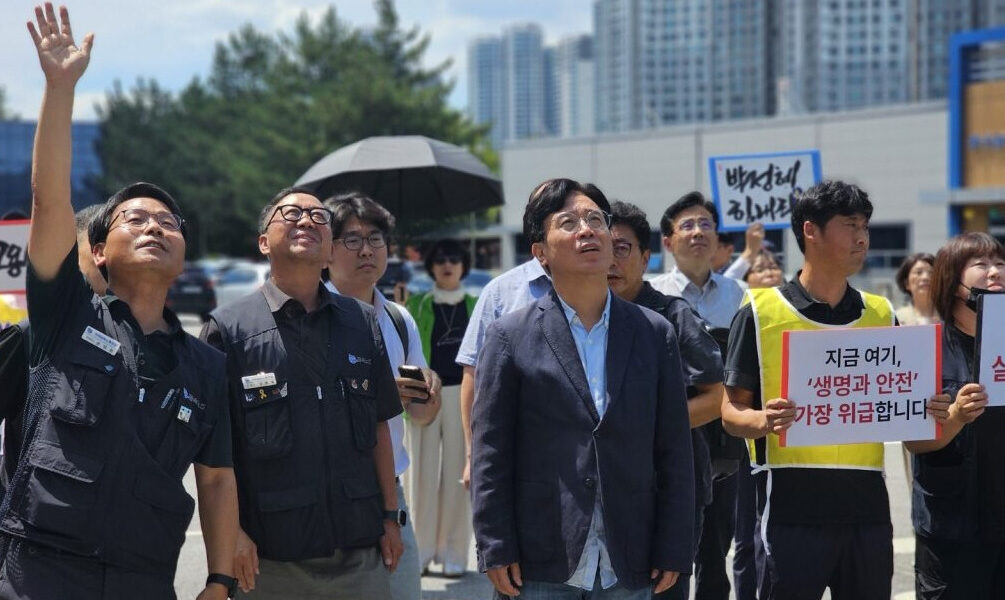 2025년 7월 26일 오후 한국옵티칼하이테크 고공농성장에서 김영훈 고용노동부 장관이 565일째 농성을 이어가는 박정혜 수석부지회장의 고용승계 요구에 귀 기울이며 문제 해결을 약속했다.