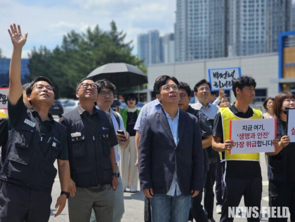 2025년 7월 26일 오후 한국옵티칼하이테크 고공농성장에서 김영훈 고용노동부 장관이 565일째 농성을 이어가는 박정혜 수석부지회장의 고용승계 요구에 귀 기울이며 문제 해결을 약속했다.