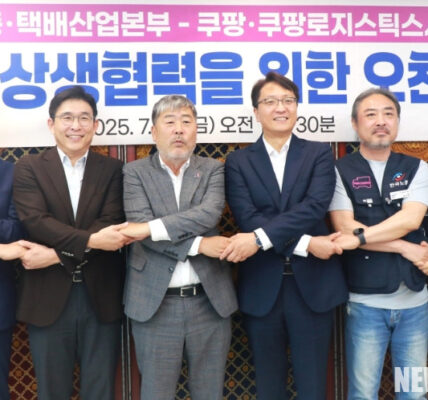 한국노총, 더불어민주당, 쿠팡, 쿠팡로지스틱스서비스가 25일 여의도의 한 식당에서 오찬 간담회를 가졌다. 이번 오찬은 지난 22일 국회에서 열린 쿠팡 소액주주 토론회에서 한국노총이 쿠팡과 소통을 요청했고 쿠팡이 이에 화답하면서 성사됐다. 사진 왼쪽부터 더불어민주당 이학영 의원(국회부의장), 홍용준 쿠팡로지스틱스서비스(CLS) 대표, 김동명 한국노총 위원장, 박대준 쿠팡 대표, 김사성 한국노총 택배산업본부 위원장, 더불어민주당 민병덕 의원(을지로위원회 위원장).