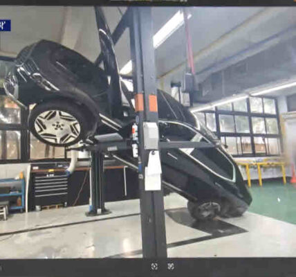 2025년 7월 2일, 현대자동차 공식 서비스센터에서 점검 중이던 제네시스 G90 리무진 차량이 2미터 높이에서 추락해 파손된 채 리프트에 위태롭게 걸려있는 모습. 사진=KNN NEWS 캡처.