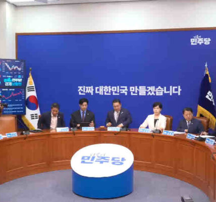 2025년 7월 2일 오전 9시 30분, 국회 본청 당대표회의실에서 열린 제124차 최고위원회의에서 김병기 당대표 직무대행 겸 원내대표가 모두발언을 통해 내란 수괴 윤석열 대통령의 재구속과 3대 특검의 신속한 수사를 촉구했다.