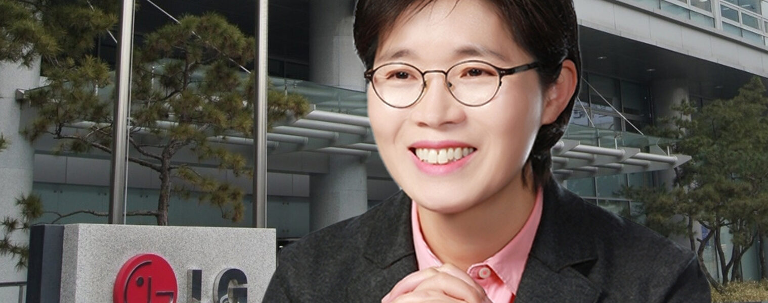 이정애 LG생활건강 대표이사 및 LG생활건강 본사가있는 LG 광화문빌딩 입구 전경.