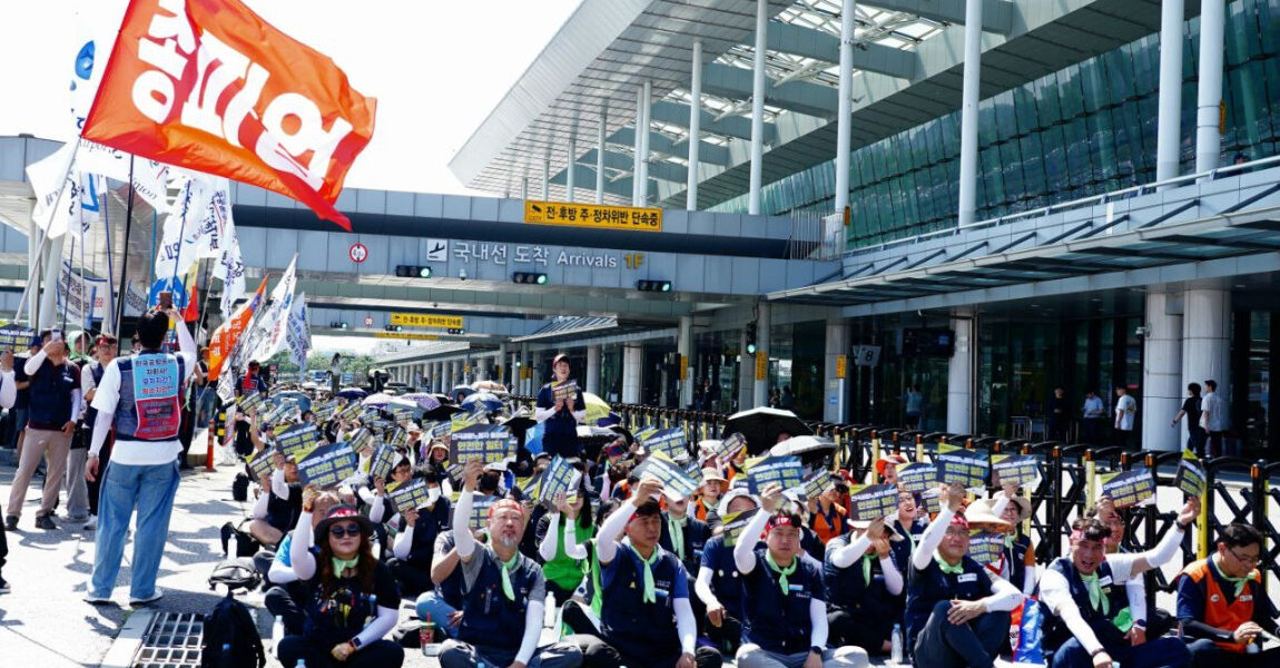 12일 김포국제공항 국내선 앞에서 열린 투쟁 선포 결의대회에서 전국공항노동자연대 소속 노동자들이 '안전한 일터, 안전한 공항'을 요구하며 구호를 외치고 있다. 이들은 현행 불합리한 근무제도와 저임금 구조를 개선하고 모회사의 약속 이행을 촉구했다.
