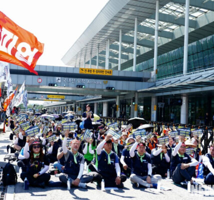 12일 김포국제공항 국내선 앞에서 열린 투쟁 선포 결의대회에서 전국공항노동자연대 소속 노동자들이 '안전한 일터, 안전한 공항'을 요구하며 구호를 외치고 있다. 이들은 현행 불합리한 근무제도와 저임금 구조를 개선하고 모회사의 약속 이행을 촉구했다.