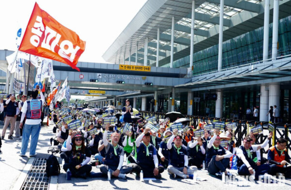 12일 김포국제공항 국내선 앞에서 열린 투쟁 선포 결의대회에서 전국공항노동자연대 소속 노동자들이 '안전한 일터, 안전한 공항'을 요구하며 구호를 외치고 있다. 이들은 현행 불합리한 근무제도와 저임금 구조를 개선하고 모회사의 약속 이행을 촉구했다.