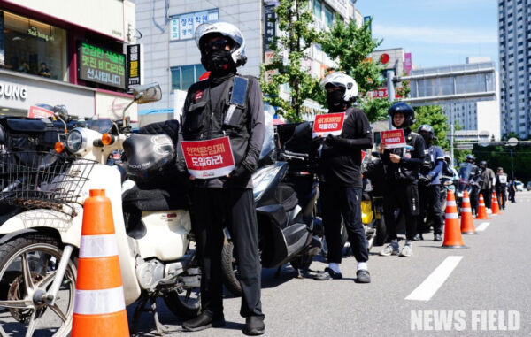 라이더유니온지부가 12일 오후 2시 경기 군포시에서 '2025 산재사망 배달노동자 추모 행진'을 진행했다. 이들은 폭염 속에서 사망한 故 김용진 조합원을 추모하고, 배달노동자들의 안전과 생존권 보장을 촉구하며 대통령실까지 행진했다.