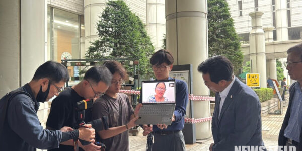 2025년 8월 13일 서울중앙지방법원 앞에서 베트남 하미학살 사건의 진실 규명을 촉구하며 기자회견을 하고 있는 '베트남전쟁 문제의 정의로운 해결을 위한 시민사회 네트워크'와 '민변 베트남전 민간인학살 진상규명 TF'. 이들은 진실화해위원회의 조사 각하 처분이 부당하다고 주장했다.