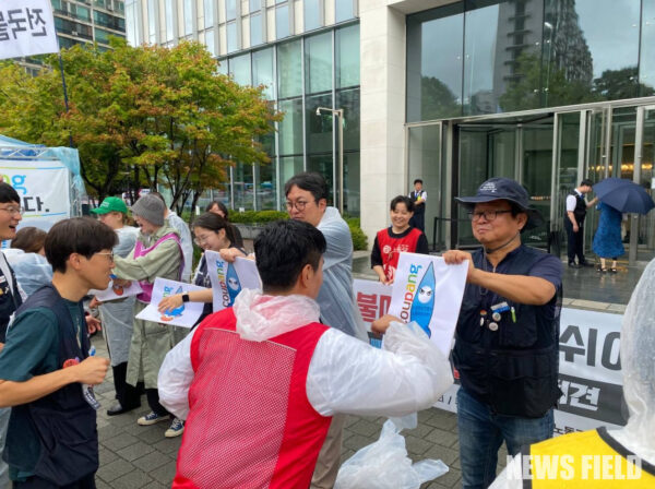 공공운수노조 전국물류센터지부 쿠팡물류센터지회와 '쿠팡노동자의 건강한 노동과 인권을 위한 대책위원회'가 14일 오전 11시 서울 송파구 쿠팡 잠실 본사 앞에서 '로켓배송 없는 날' 기자회견을 열고, 쿠팡의 택배 없는 날 불참과 열악한 노동환경, 노조탄압을 규탄하며 하루 불매운동과 2차 파업 동참을 주장했다.