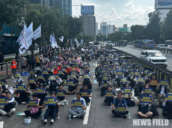 21일 오후 서울역 12번 출구 앞에서 공공운수노조 소속 비정규직 노동자들이 '정부의 정규직 전환 합의 불이행'을 규탄하며 대규모 집회를 열고 있다. 이들은 "정권이 바뀌어도, 합의서를 몇 장 써도 비정규직의 현실은 달라지지 않았다"며 약속 이행을 촉구하는 목소리를 냈다.