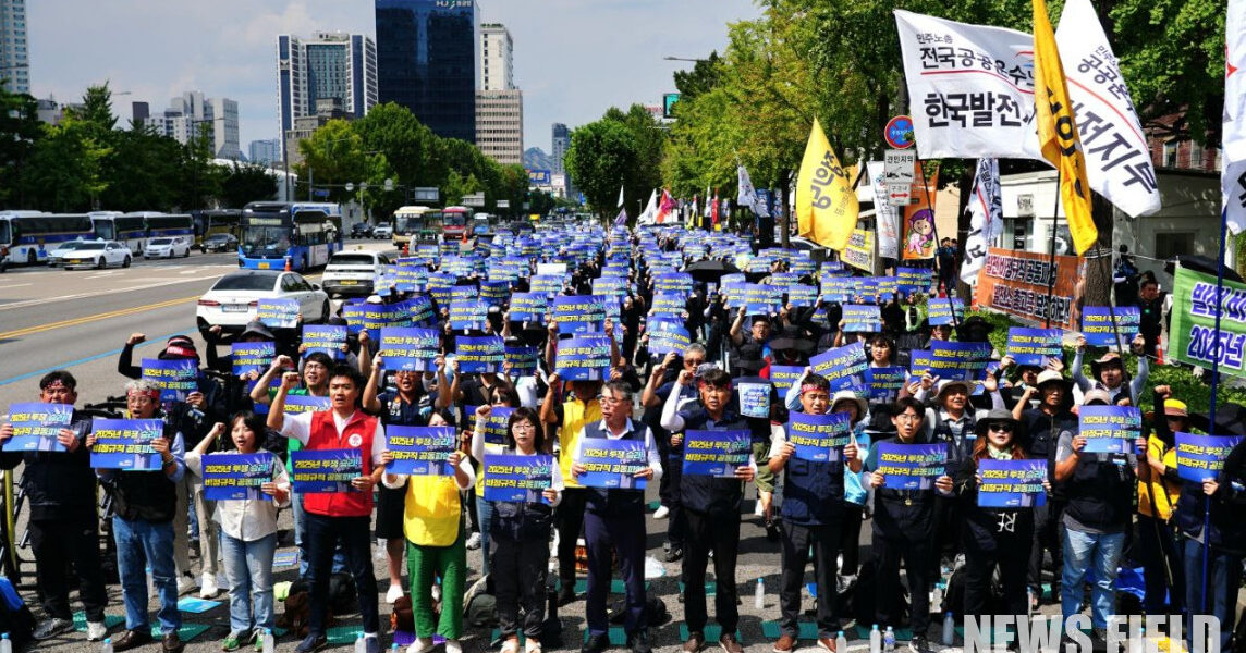 발전소 비정규직 노동자들이 석탄화력발전소 폐쇄에 따른 대규모 고용 위기에 맞서 총파업에 나섰다. 이들은 정부에 정의로운 에너지 전환을 위한 고용 보장과 비정규직의 정규직 전환을 강력히 촉구하며 투쟁 수위를 높여갈 것을 예고했다.