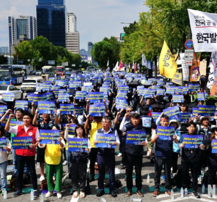 발전소 비정규직 노동자들이 석탄화력발전소 폐쇄에 따른 대규모 고용 위기에 맞서 총파업에 나섰다. 이들은 정부에 정의로운 에너지 전환을 위한 고용 보장과 비정규직의 정규직 전환을 강력히 촉구하며 투쟁 수위를 높여갈 것을 예고했다.
