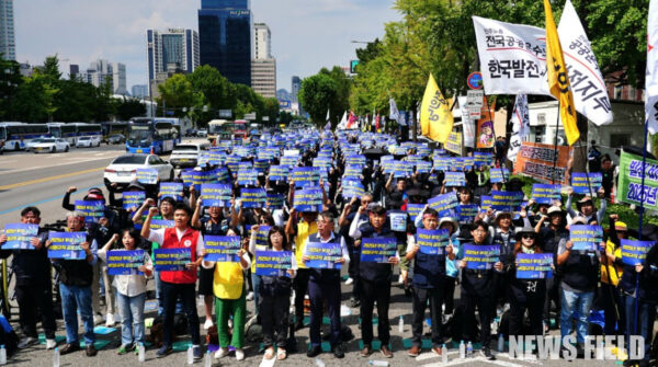 발전소 비정규직 노동자들이 석탄화력발전소 폐쇄에 따른 대규모 고용 위기에 맞서 총파업에 나섰다. 이들은 정부에 정의로운 에너지 전환을 위한 고용 보장과 비정규직의 정규직 전환을 강력히 촉구하며 투쟁 수위를 높여갈 것을 예고했다.