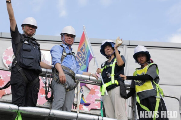 29일 한국옵티칼하이테크지회 고공농성장에서 열린 기자회견에서 박정혜 수석부지회장이 600일간의 고공농성을 해제하며 땅으로 내려오고 있다. 이날 당·정·대는 노사교섭 개최와 외국인투자기업 규제 입법을 약속했다.