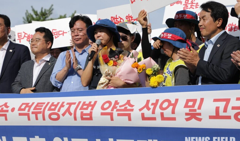 29일 한국옵티칼하이테크지회 고공농성장에서 열린 기자회견에서 박정혜 수석부지회장이 600일간의 고공농성을 해제하며 땅으로 내려왔다. 이날 당·정·대는 노사교섭 개최와 외국인투자기업 규제 입법을 약속했다.