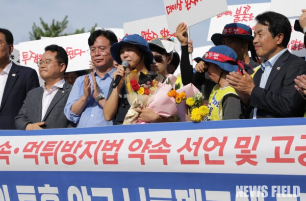29일 한국옵티칼하이테크지회 고공농성장에서 열린 기자회견에서 박정혜 수석부지회장이 600일간의 고공농성을 해제하며 땅으로 내려왔다. 이날 당·정·대는 노사교섭 개최와 외국인투자기업 규제 입법을 약속했다.