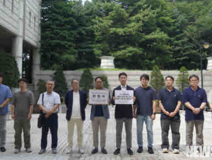 31일 오전, 서울중앙지방법원 앞에서 전국언론노동조합(언론노조) 관계자들이 12.3 비상계엄 당시 언론사 단전·단수 지시 혐의를 받는 이상민 전 행정안전부장관에 대한 구속 촉구 탄원서를 제출하고 있다. 이날 언론노조는 이 전 장관의 지시가 언론 자유를 침해한 중대한 범죄라며 법원에 신속한 구속영장 발부를 촉구했다.