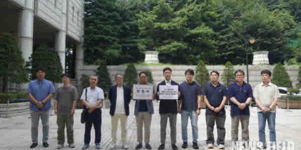 31일 오전, 서울중앙지방법원 앞에서 전국언론노동조합(언론노조) 관계자들이 12.3 비상계엄 당시 언론사 단전·단수 지시 혐의를 받는 이상민 전 행정안전부장관에 대한 구속 촉구 탄원서를 제출하고 있다. 이날 언론노조는 이 전 장관의 지시가 언론 자유를 침해한 중대한 범죄라며 법원에 신속한 구속영장 발부를 촉구했다.