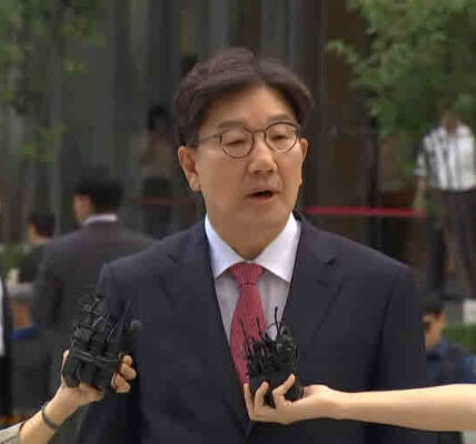 권성동 국민의힘 의원이 27일 오전 서울 종로구에 마련된 김건희 특검팀(특별검사 민중기) 사무실로 통일교 부정 청탁 의혹 관련 조사를 받기 위해 출석하고 있다. 사진=JTBC 캡처.