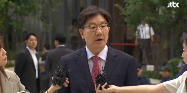 권성동 국민의힘 의원이 27일 오전 서울 종로구에 마련된 김건희 특검팀(특별검사 민중기) 사무실로 통일교 부정 청탁 의혹 관련 조사를 받기 위해 출석하고 있다. 사진=JTBC 캡처.