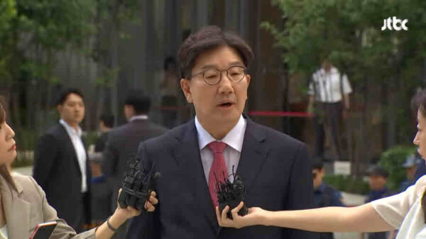 권성동 국민의힘 의원이 27일 오전 서울 종로구에 마련된 김건희 특검팀(특별검사 민중기) 사무실로 통일교 부정 청탁 의혹 관련 조사를 받기 위해 출석하고 있다. 사진=JTBC 캡처.