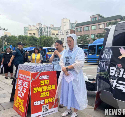 2025년 8월 15일 광복절, 서울 혜화동 성당 앞에서 열린 '탈시설 거리기도회'에서 전장연이 장애인의 이동권과 탈시설 권리 보장을 촉구했다.