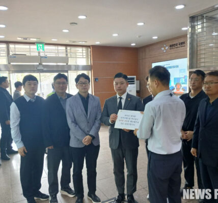 29일 대통령실에 대한한약사회 임채윤 회장 등 임원들이 한약사제도 개선과 직능 갈등 해소를 요청하는 문서를 전달하며 정부의 책임 있는 조치를 촉구했다.