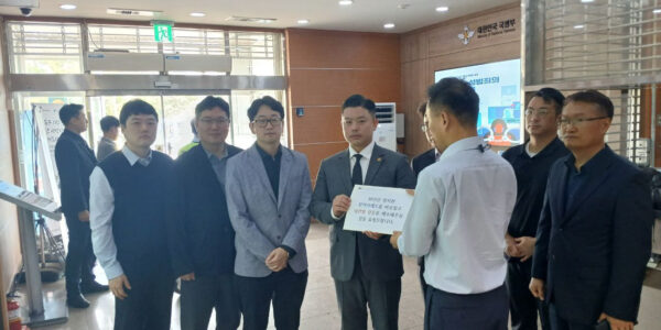 29일 대통령실에 대한한약사회 임채윤 회장 등 임원들이 한약사제도 개선과 직능 갈등 해소를 요청하는 문서를 전달하며 정부의 책임 있는 조치를 촉구했다.