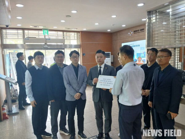 29일 대통령실에 대한한약사회 임채윤 회장 등 임원들이 한약사제도 개선과 직능 갈등 해소를 요청하는 문서를 전달하며 정부의 책임 있는 조치를 촉구했다.