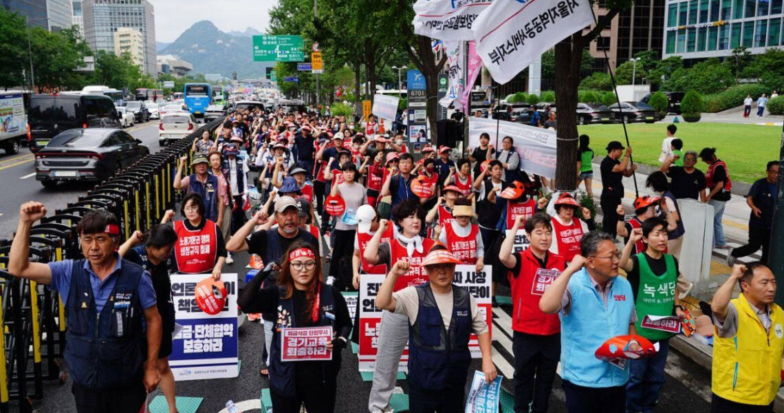 공공운수노조 서울지역본부가 프레스센터 앞에서 결의대회를 개최해 용역업체 경기교육의 퇴출과 원청인 한국언론진흥재단의 단체협약 승계 책임을 촉구했다. 이번 투쟁은 용역업체 변경 시마다 반복되는 노동조건 후퇴 문제에 맞선 것으로, 원청의 직접 교섭을 요구하는 목소리가 높았다.