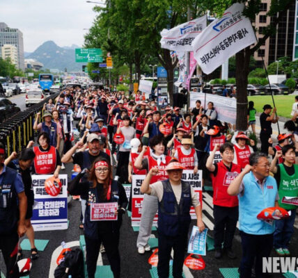 공공운수노조 서울지역본부가 프레스센터 앞에서 결의대회를 개최해 용역업체 경기교육의 퇴출과 원청인 한국언론진흥재단의 단체협약 승계 책임을 촉구했다. 이번 투쟁은 용역업체 변경 시마다 반복되는 노동조건 후퇴 문제에 맞선 것으로, 원청의 직접 교섭을 요구하는 목소리가 높았다.