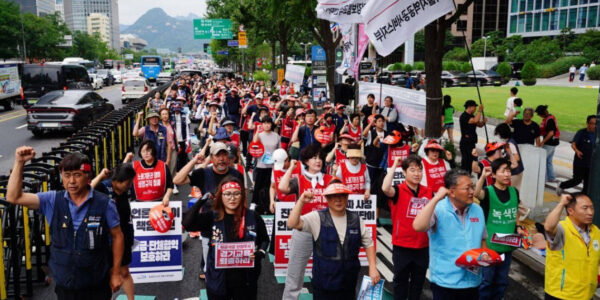 공공운수노조 서울지역본부가 프레스센터 앞에서 결의대회를 개최해 용역업체 경기교육의 퇴출과 원청인 한국언론진흥재단의 단체협약 승계 책임을 촉구했다. 이번 투쟁은 용역업체 변경 시마다 반복되는 노동조건 후퇴 문제에 맞선 것으로, 원청의 직접 교섭을 요구하는 목소리가 높았다.