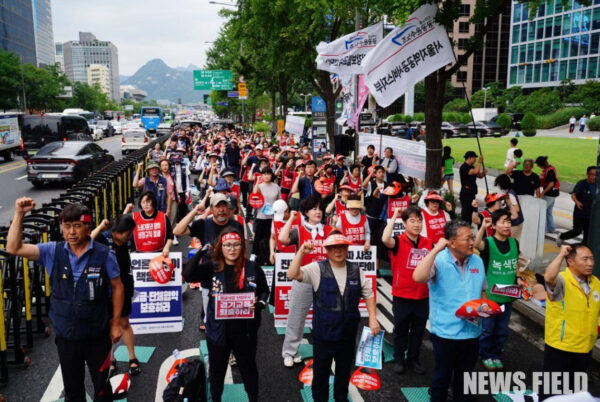 공공운수노조 서울지역본부가 프레스센터 앞에서 결의대회를 개최해 용역업체 경기교육의 퇴출과 원청인 한국언론진흥재단의 단체협약 승계 책임을 촉구했다. 이번 투쟁은 용역업체 변경 시마다 반복되는 노동조건 후퇴 문제에 맞선 것으로, 원청의 직접 교섭을 요구하는 목소리가 높았다.