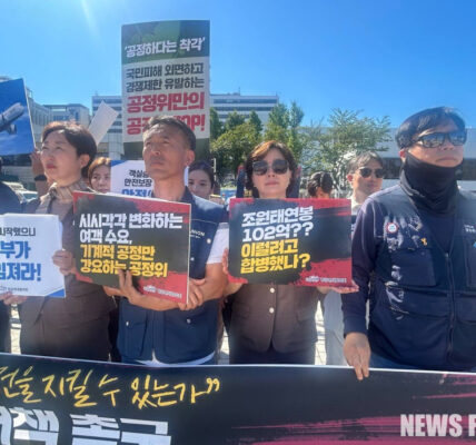 서울 용산 대통령실 앞에서 2025년 9월 10일 공공운수노조 항공연대협의회가 대한항공-아시아나항공 합병에 따른 노동자 처우 악화 및 항공 안전 위협에 대해 기자회견을 열고 정부의 책임 있는 감독과 대책 마련을 강력히 촉구했다.